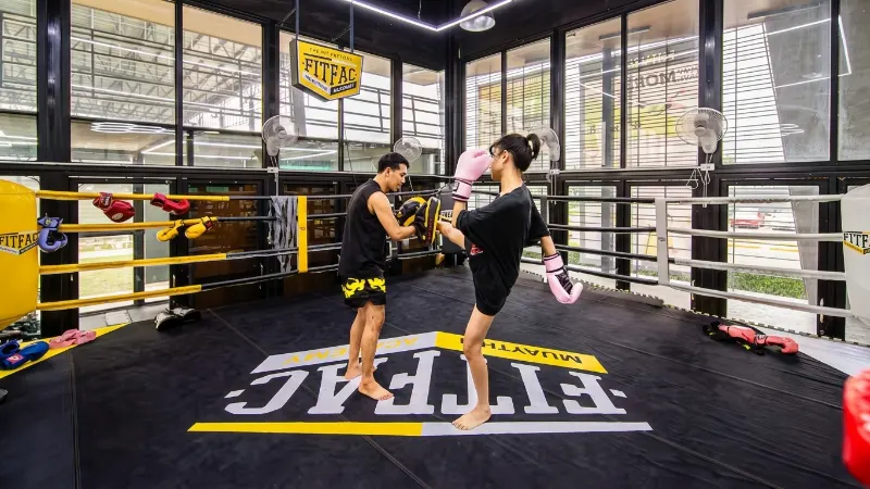 ซ้อมมวยไทยกับครูบนเวที FITFAC
