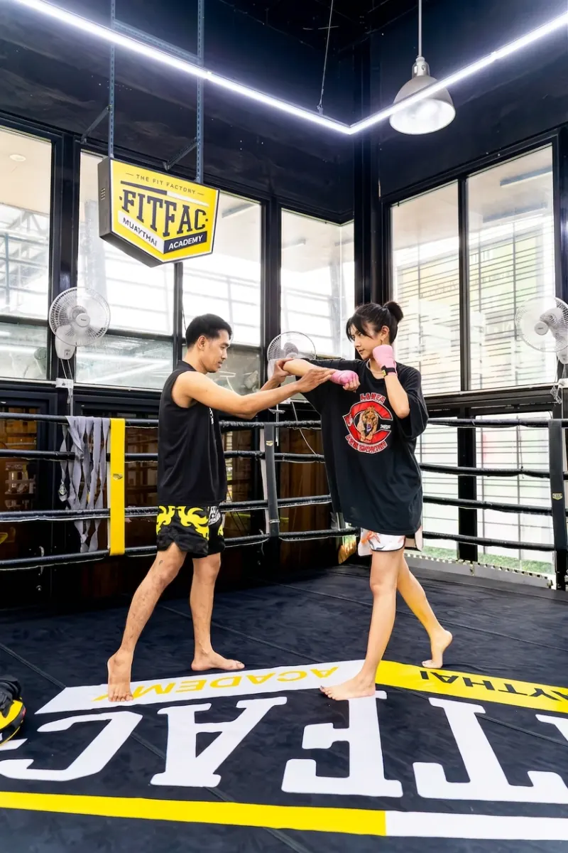 ครูมวยสอนฟอร์มนักเรียน